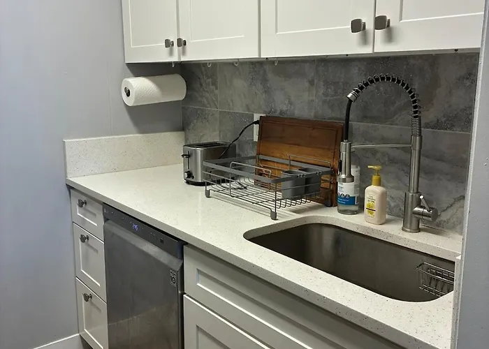 Cute And Cozy Condo, Short Walk To The *