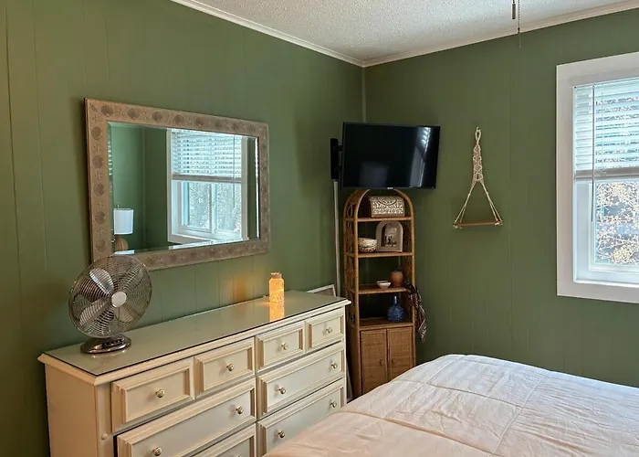 Cute And Cozy Condo, Short Walk To The *
