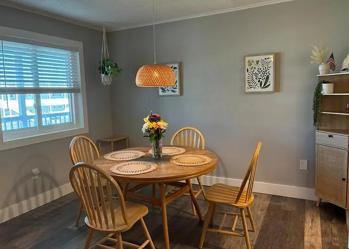 Cute And Cozy Condo, Short Walk To The Apartment