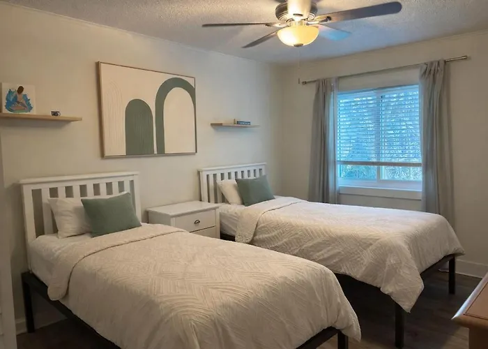 Cute And Cozy Condo, Short Walk To The *