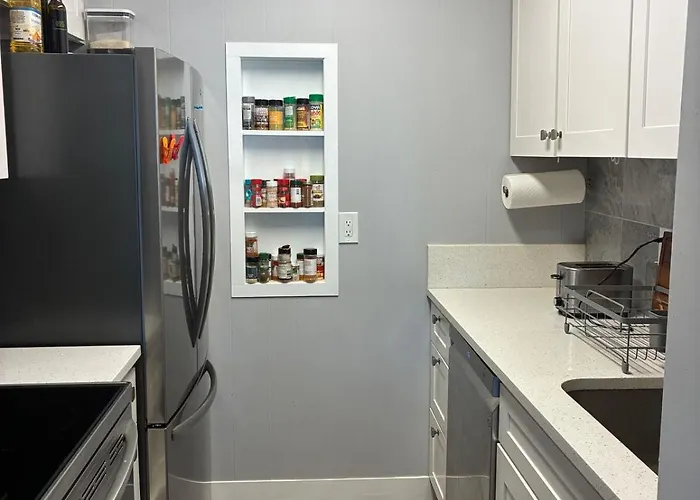 Cute And Cozy Condo, Short Walk To The Apartment